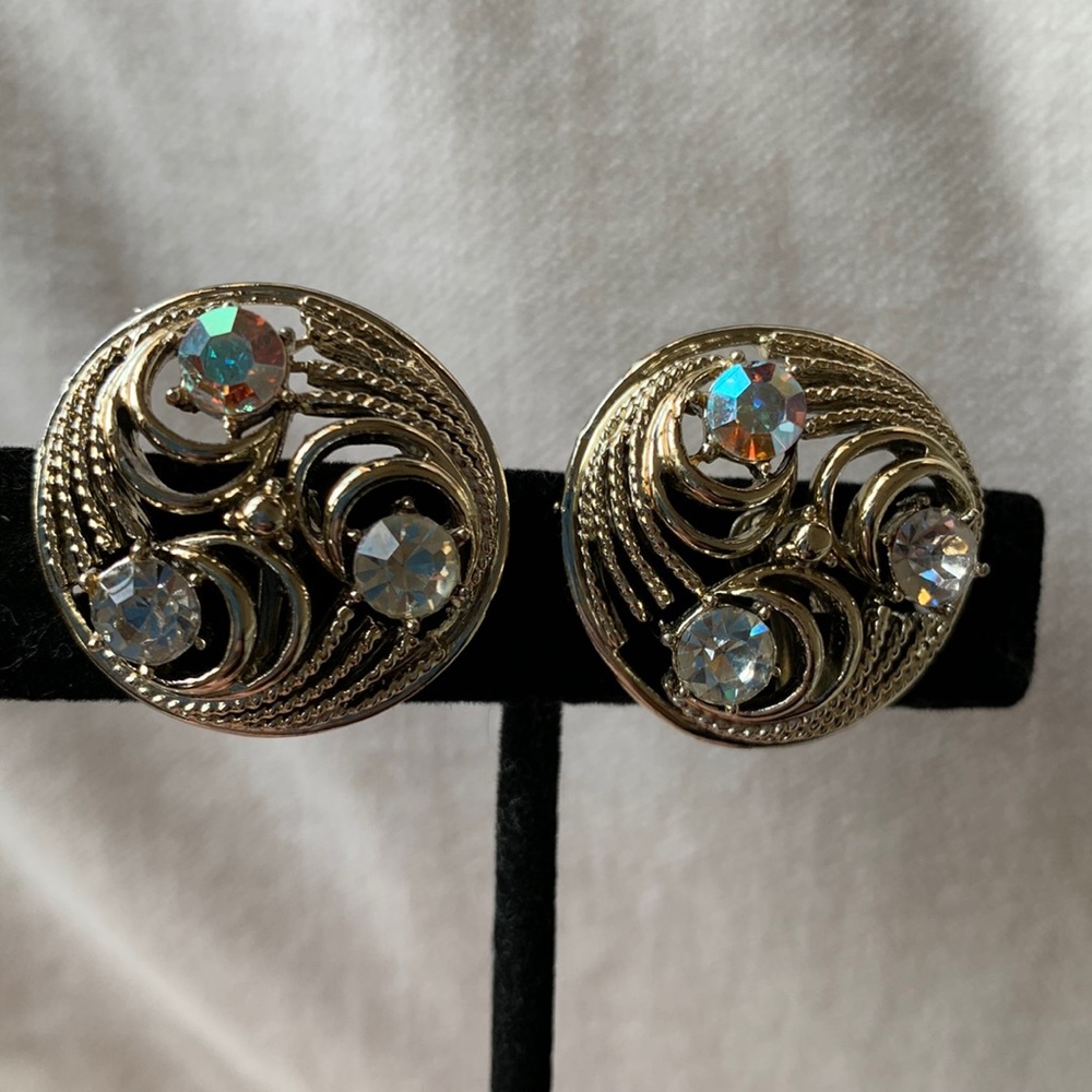 Vintage gold tone Coro with 3 rhinestone screw back earrings Approx 1” (…